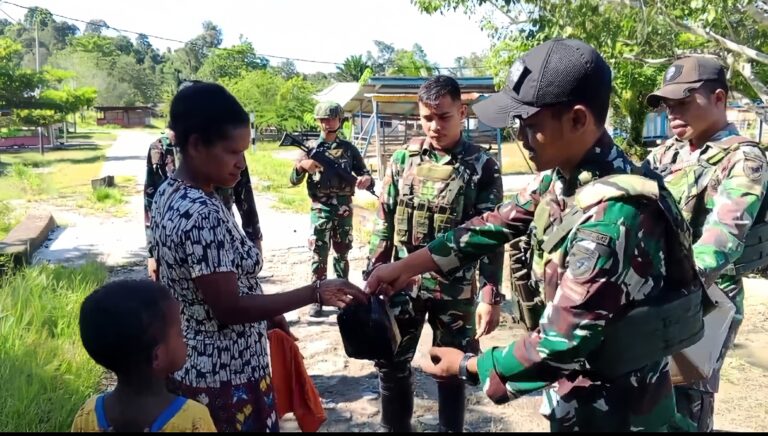 Satgas Yonif 642/Kps Berbagi Makanan Di Kampung Jagiro