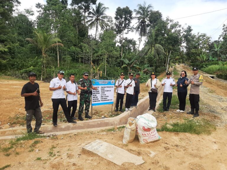 Babinsa Kodim 1209–05/Smltn Dampingi Tim Monev Pembangunan Desa