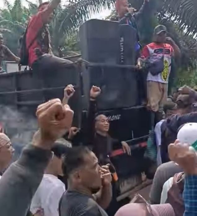 Masyarskat Dua Desa Demontrasi  Tuntut Plasma ke Pintu Gerbang PT. Tas 3 Hingga Mendapatkan Kejelasan.