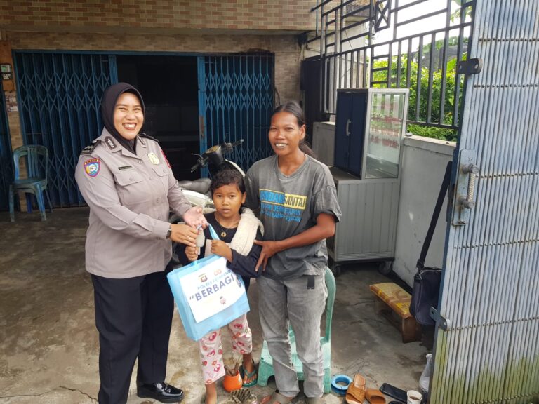 Jumat Berkah, Satbinmas Polres Ketapang Berikan Paket Sembako ke Warga yang Tidak Mampu