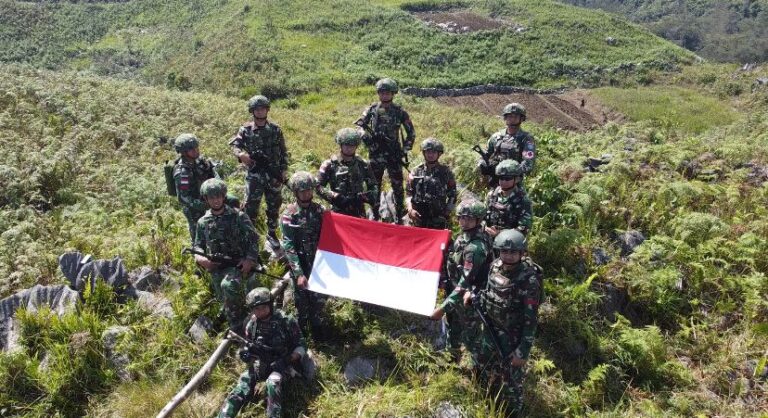 Tunjukan Cinta Tanah Air Satgas Yonif 641/Bru Kibarkan Bendera Merah Putih di Bukit Palesi.