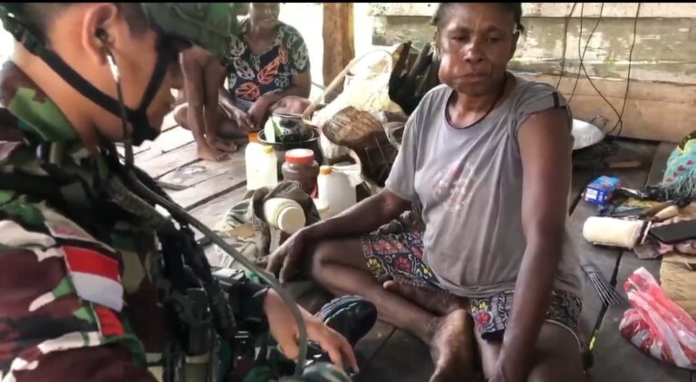 Satgas Yonif 642/Kps Pos Yamor Laksanakan Yankes di Kampung Ururu