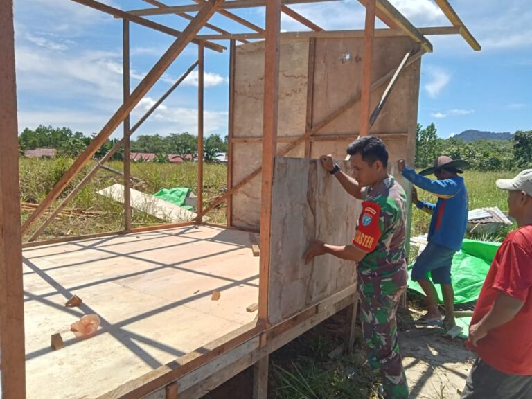 Kebersamaan Babinsa Kodim 1209-07/Jgb Gotong Royong Bantu Bangun Rumah Warga