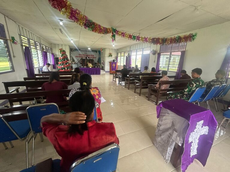 Satgas Yonif 642/Kps Melaksanakan Ibadah di Gereja GKII Ebeneser Distrik Meyado Papua Barat.