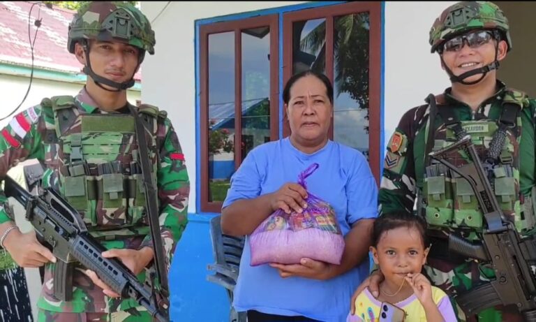 Satgas Yonif 642/Kps, Laksanakan Anjangsana Serta Beri sembako Di Kampung Bofuwer
