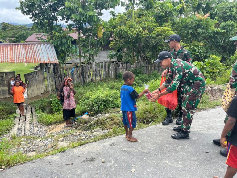 Suka Cita Natal : Satgas Yonif 641/Bru Berbagi Bingkisan Natal Untuk Anak-Anak Papua