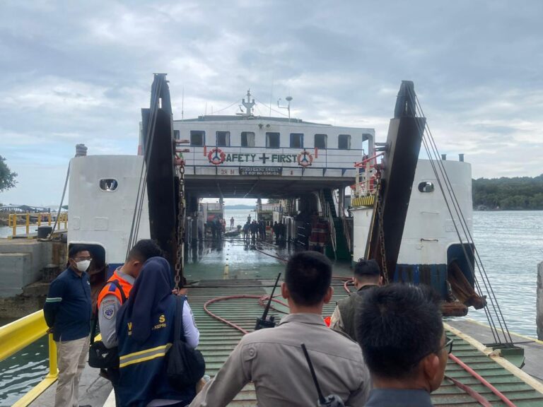 Rerspon Cepat Polda Kepri Tangani kebakaran kapal yang Terjadi di Dermaga Roro telaga punggur.