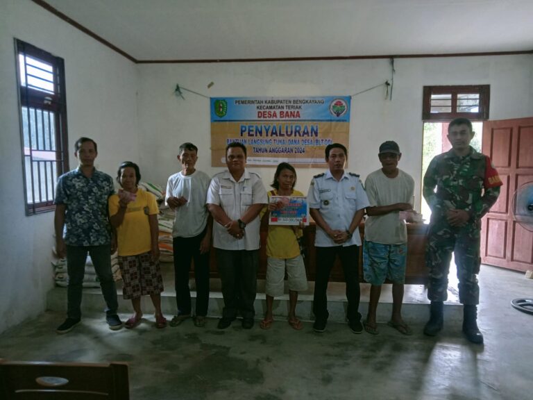 Pastikan Berjalan Lancar, Babinsa Kodim 1209-01/Bky Dampingi Penyaluran BLT Dana Desa