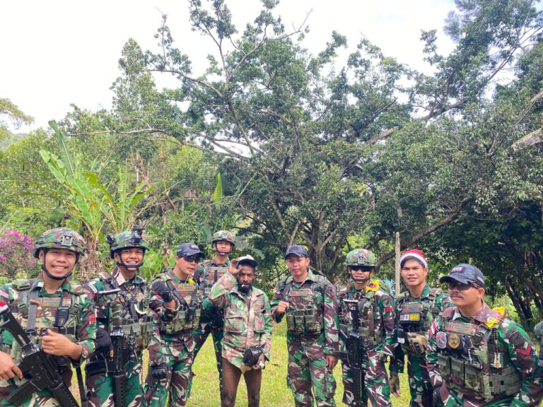 Masyarakat Papua Bergembira, Satgas Yonif 641/Bru Berbagi Sembako di Distrik Kelila