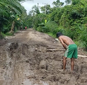 Sangat Diduga Keras Pekerjaan Penimbunan Jalan  Tidak Sesuai Spesifikasi Teknis, Sejumlah Warga Mengeluh.