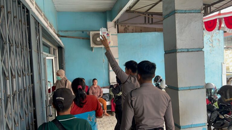 Patroli Presisi Polres Sekadau Sigap Bantu Antarkan Pasien Bersalin ke Klinik Setia
