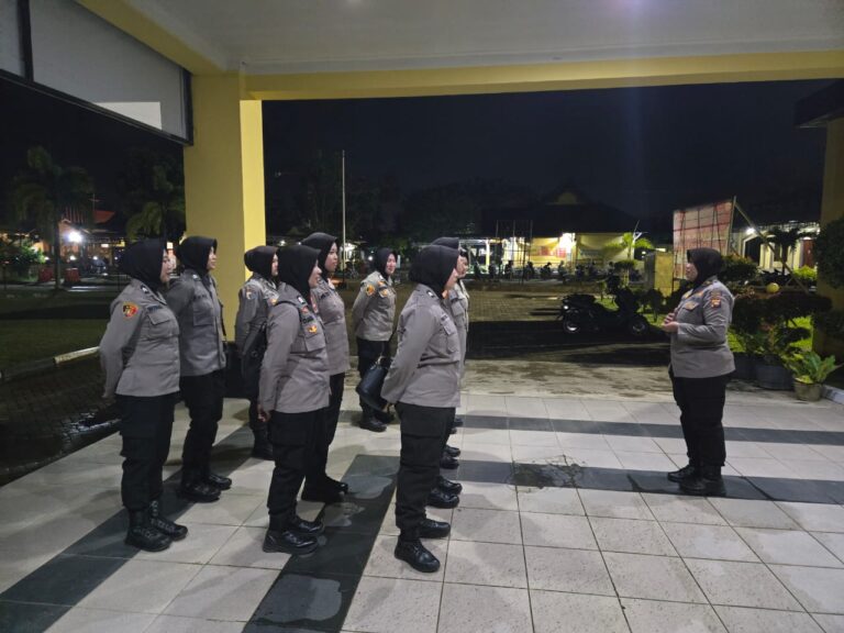 Polwan Polres Singkawang Jaga Ketertiban Di Malam Pergantian Tahun.