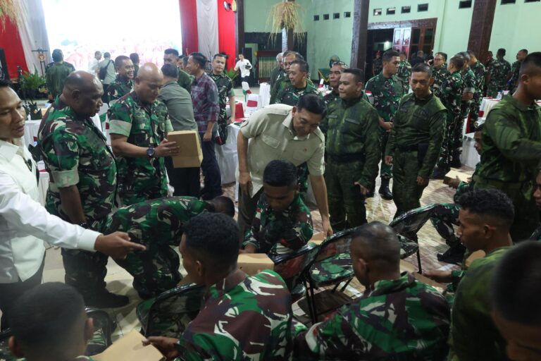 Menhan, Panglima TNI, Dan Wakasad Tahun Baruan Dengan Ribuan Prajurit Di Timika