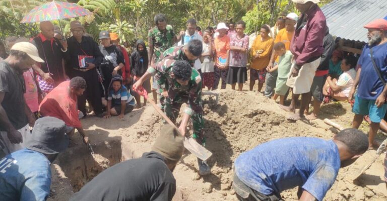 Sampaikan Ucapan Duka Cita : Satgas 641/Bru Bantu Prosesi Pemakaman di Kampung Apalapsili