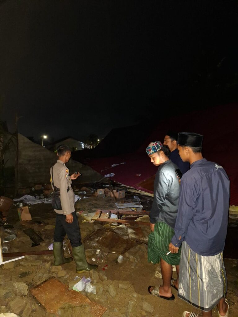 Cuaca Ekstrem Sebabkan Bangunan Ponpes Al-Mansyur Islamic Ambruk