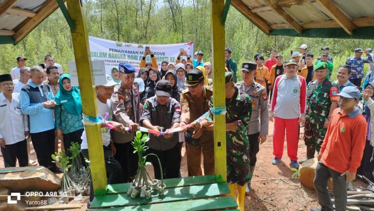 Danramil 03/Sry Kodim 1209/Bky Dampingi Tanam Mangrove Selamatkan Daerah Pesisir