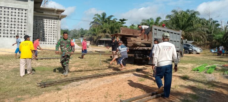 Peduli Tempat Ibadah, Babinsa Ipuh Bangun Jaya Bersama Warga Bersihkan Masjid Al Muhajirin