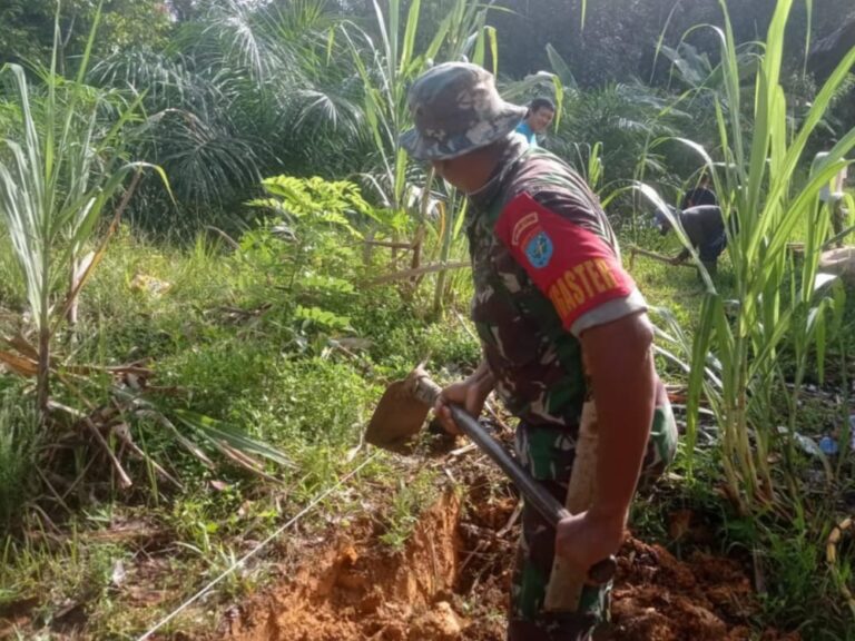 Babinsa1209–07/Jgb Gotong Royong Bersama Warga Membuat Saluran Air/Drainase.