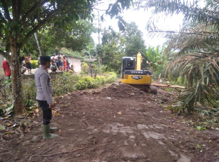 Gotong Royong Siapkan Lahan Jagung Serentak Di Nyarumkop Singkawang.
