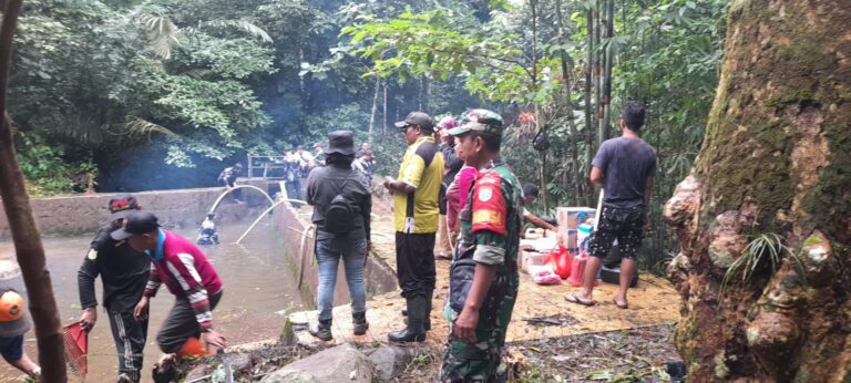 Babinsa Pajintan Lakukan Kegiatan Kerja Bakti Bersama di Objek Wisata Gunung Poteng.