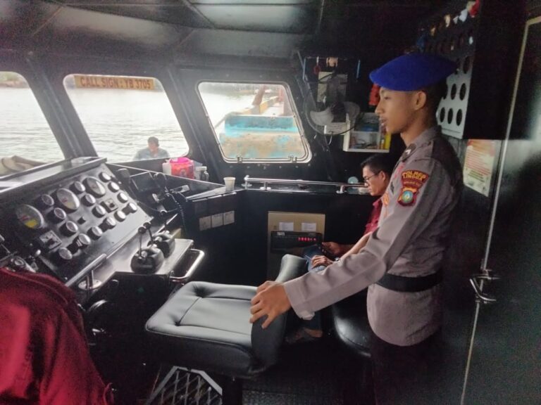 Satpolairud Polres Lingga mengecekan Kelengkapan Keselamatan Kapal Penumpang di Pelabuhan Jagoh