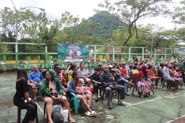 TNI Hadir Untuk Masyarakat, Kodim 1202/Singkawang Gelar Bakti Sosial Penyaluran Bantuan Makanan.