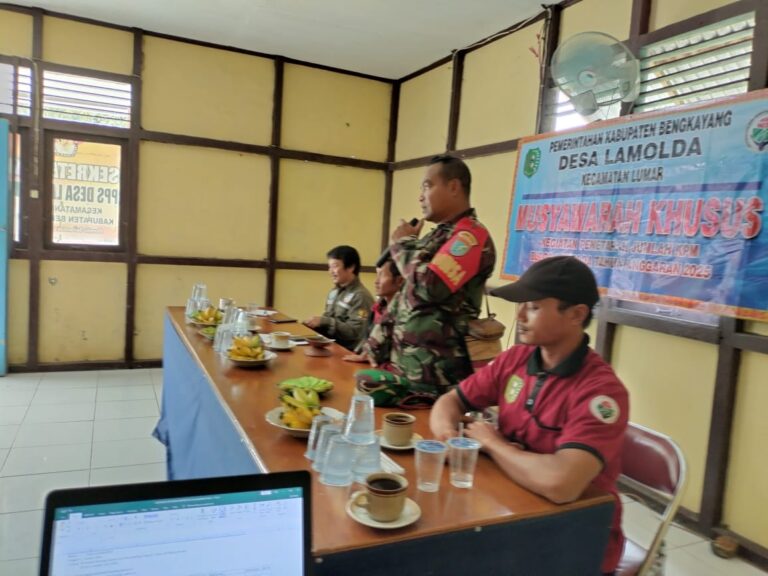 Babinsa Kodim 1209-06/Ledo Danpingi Penyaluran BLT Dana Desa Pastikan Aman Dan Lancar