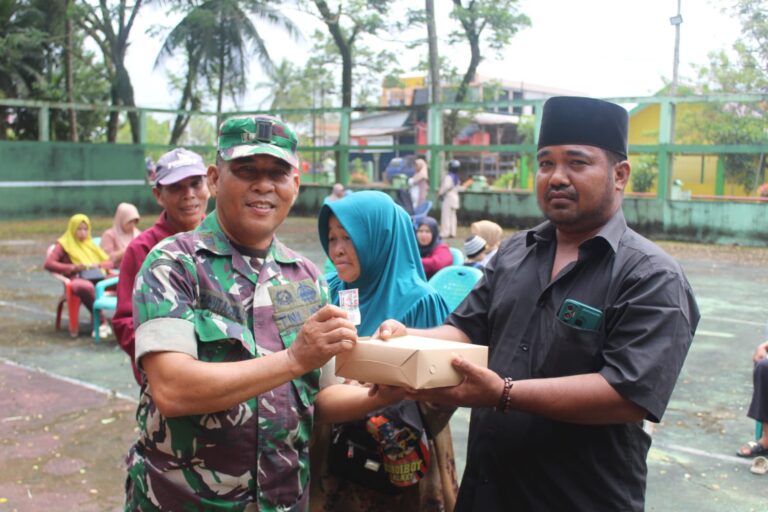 Kodim 1202/Singkawang Kembali Gelar Bakti Sosial Pemberian Paket Makanan Untuk Masyarakat Kurang Mampu.
