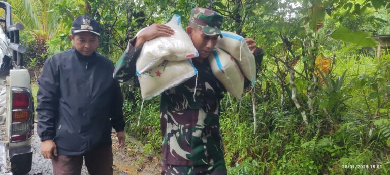 Babinsa Koramil 1209-02/Sgl Dampingi Penyaluran Bantuan Untuk Warga Korban Bencana Banjir