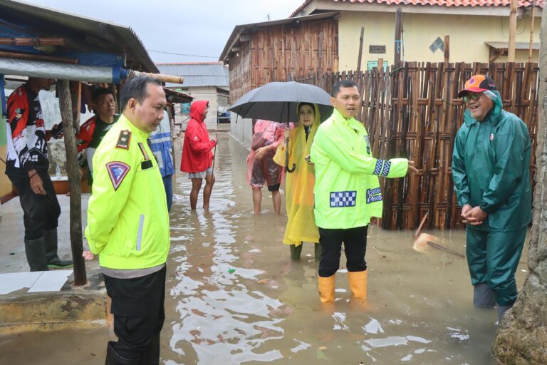 Kapolres Indramayu: Sinergi TNI-Polri dan Instansi Terkait Untuk Bantu Warga Terdampak Banjir Rob di Eretan Kulon