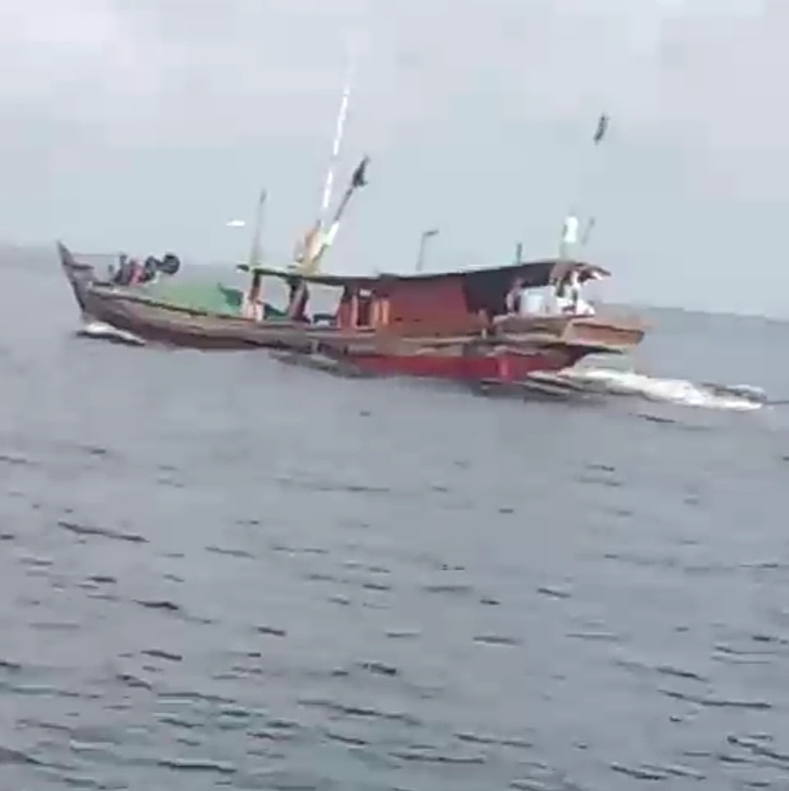 Masyarakat Nelayan Pulau Berhala Resah Adanya kapal Penangkap Ikan Menggunakan Jaring Kurau di Selat Perairan Laut Berhala.mintak instansi Yang Terkait Untuk Menindaknya.