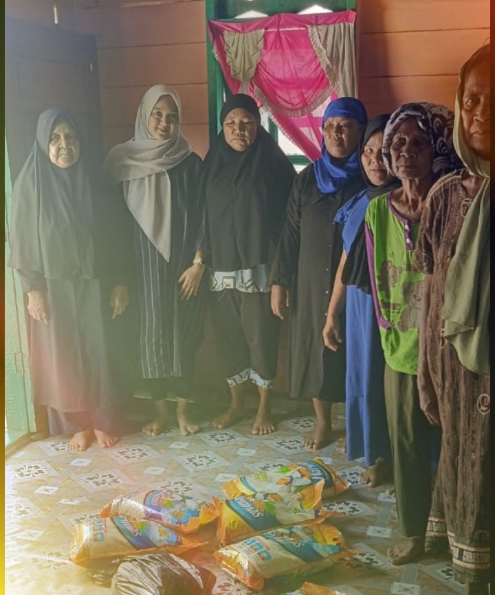 Berkunjung ke Desa Langkap, Nova Avriliani Komisi lll Praksi Partai Golkar Dapil lV Kabupaten Lingga Berbagi Sembako Kepada Kaum Lansia