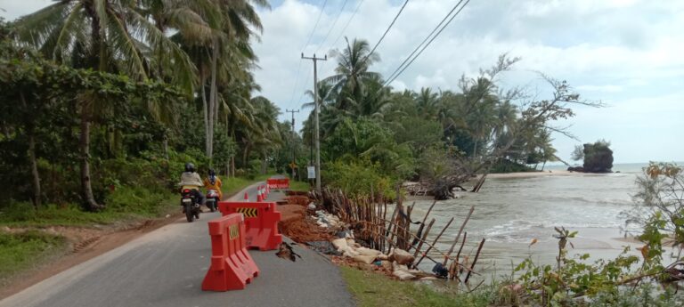 Jalan Raya di derah batu berdaun hampir putus masyarakat berharap pemerintah daerah cepat tanggapi sebelun jalan putus