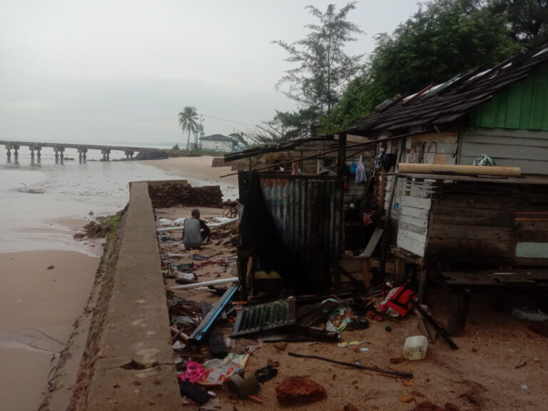Salah satu Rumah warga di sekop Laut Rusak parah di terjang besarnya Luapan air Laut dan Angin kencang.