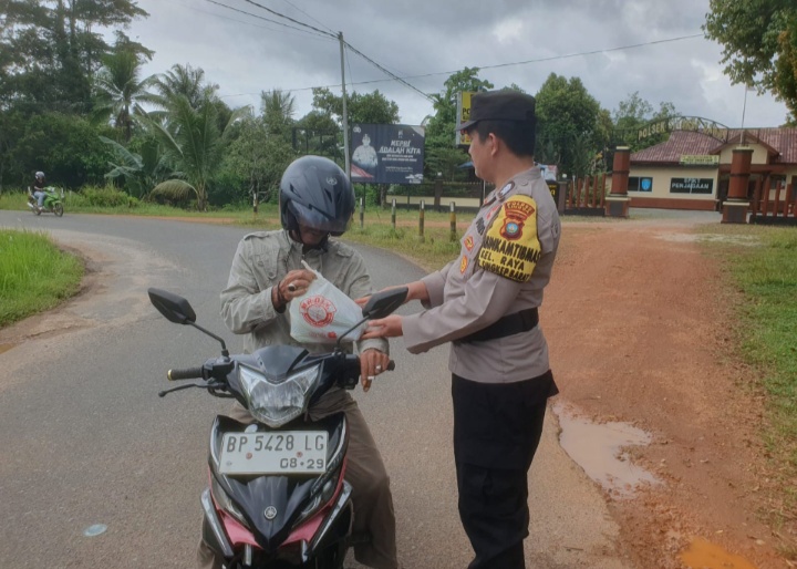 Polsek Singkep Barat Gelar Panen Perdana Jagung Varietas Paragon di Desa Sungai Raya*