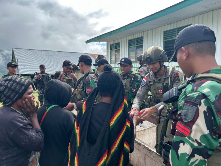 TNI-Polri Gelar Bakti Sosial Kepada Warga Kiwirok