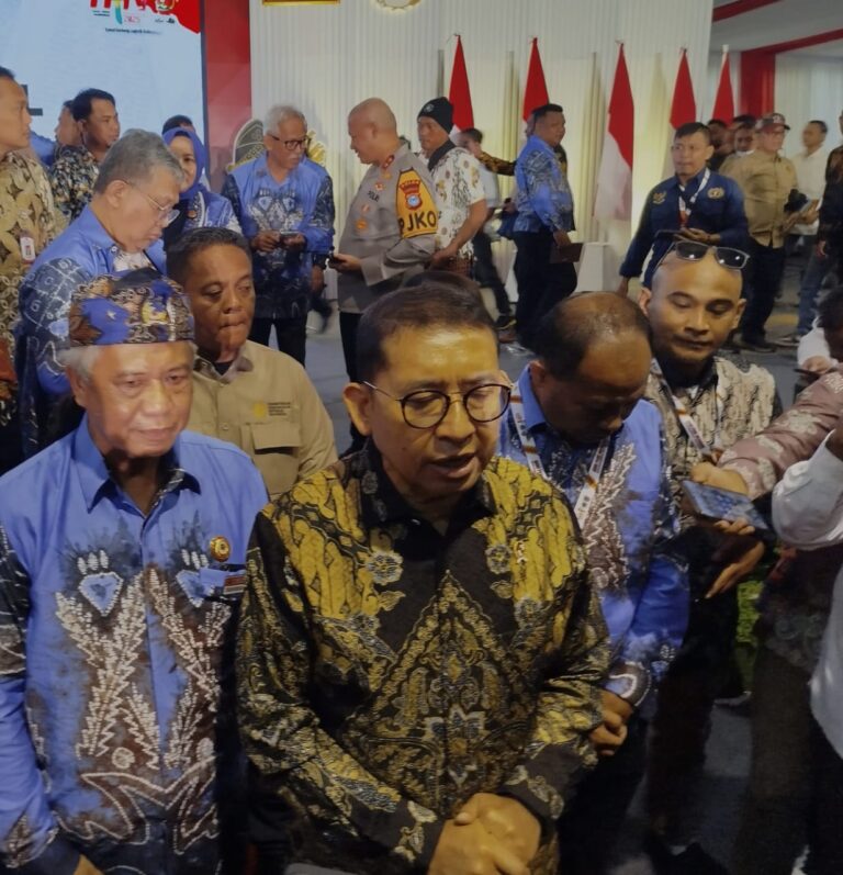 Fadli Zon Yang  Mewakili Presiden RI di HPN 2025 Banjarmasin dijadikan Rebutan Selfi Jajaran Insan Pers dari Seluruh Indonesia