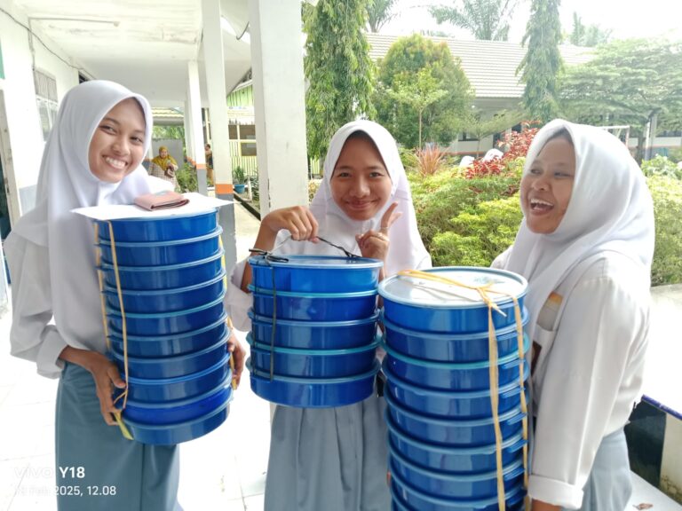 Hari Kedua Program Makan Bergizi Gratis di SMAN 8 Muaro Jambi, Siswa Semakin Antusias
