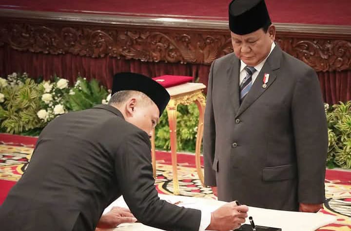 Presiden Prabowo Subianto melantik Letjen TNI (Purn) Drs. Nugroho Sulistyo Budi, M.M., M.Han sebagai Kepala Badan Siber dan Sandi Negara (BSSN) di Istana Negara,