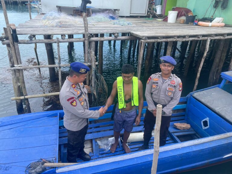IPTU Nofrianto Karo-karo, Bagikan Life Jacket kepada Nelayan untuk Keselamatan Saat Melaut