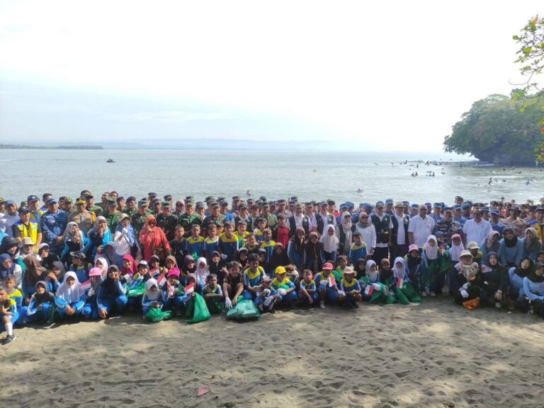 Panglima TNI Membuka Secara Resmi Aksi Bersih Pantai, Wujud Nyata TNI Peduli Lingkungan