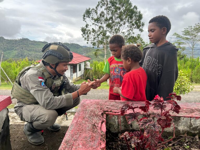 Satgas Ops Damai Cartenz-2025 Gelar Patroli Dialogis di Oksibil untuk Pererat Hubungan Dengan Warga
