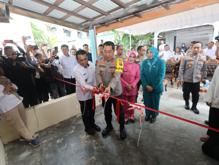 Polda Kalteng Bersama Bhayangkari Bedah Rumah Warga Tak Layak Huni