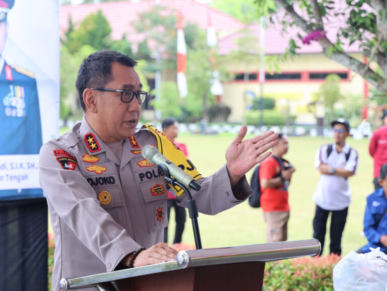 Baksos Polri Presisi, Kapolda Kalteng Bagikan Ribuan Paket Sembako Untuk Masyarakat dan Mahasiswa Jelang Ramadan
