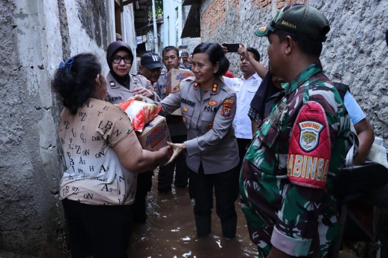 Polwan Bantu Warga Terdampak Banjir di Kebon Jeruk, Bagikan Sembako dan Layanan Kesehatan