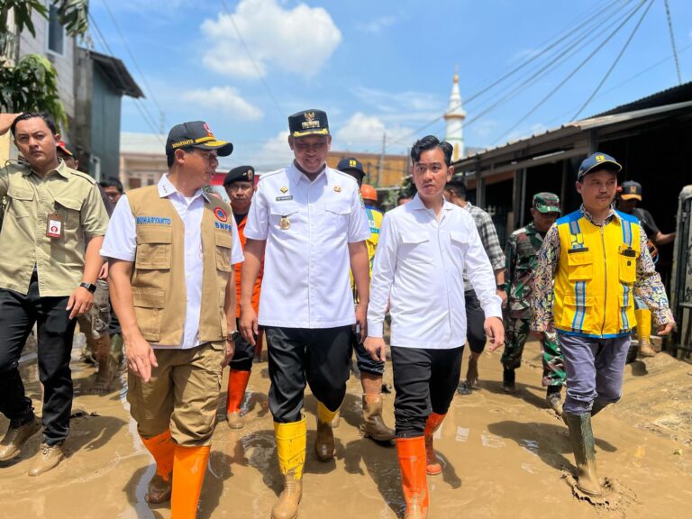Dampingi Wapres Gibran, Wali Kota Bekasi Pastikan Pelayanan Terbaik Untuk Warga Pasca Banjir.