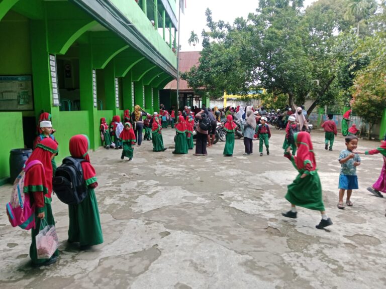 Hari Pertama Sekolah di Bulan Ramadhan Tidak Mengurangi Semangat Siswa SD Nurul Khoir untuk Belajar