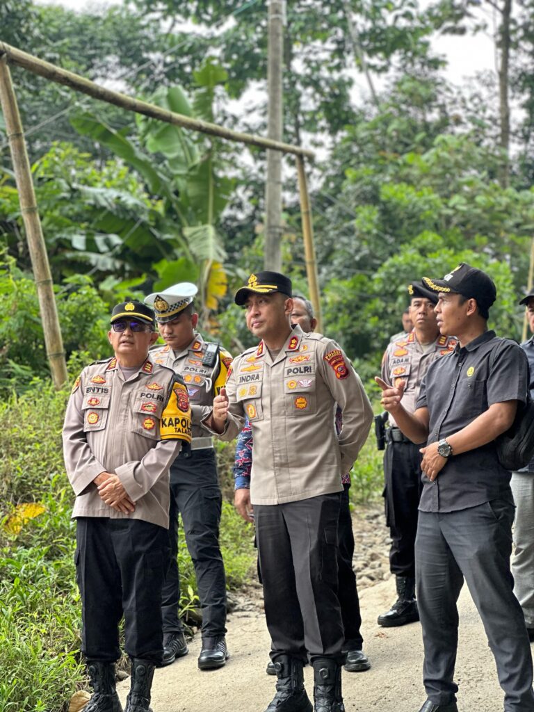 Kapolres Majalengka Tinjau Langsung Lokasi Longsor Penghubung Jalan Desa Margamukti