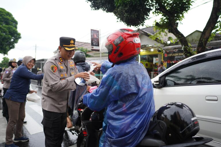 Berkah Ramadhan, Polwan Polresta Banyumas Bagikan 100 Takjil Kepada Pengguna Jalan