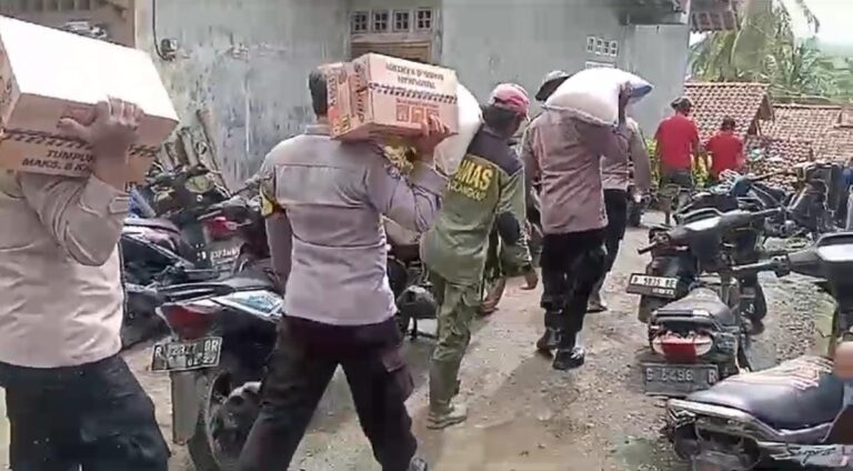 Polsek Gumelar Polresta Banyumas Berikan Bantuan Warga Terdampak Tanah Longsor